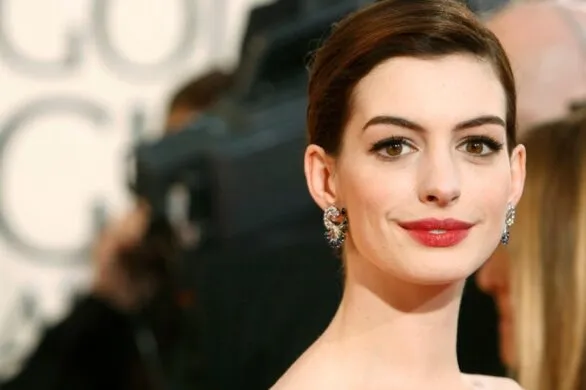 Anne Hathaway pokazała się bez makijażu i w naklejkach na pryszcze