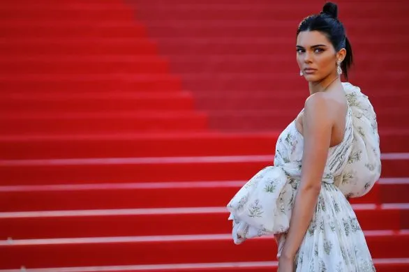 Drastyczna zmiana fryzury: Kendall Jenner w pixie przypomina matkę?