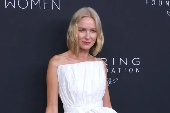 Naomi Watts w niezwykłej kreacji na gali Caring for Women. Suknie ślubne nadal w trendach na czerwonych dywanach