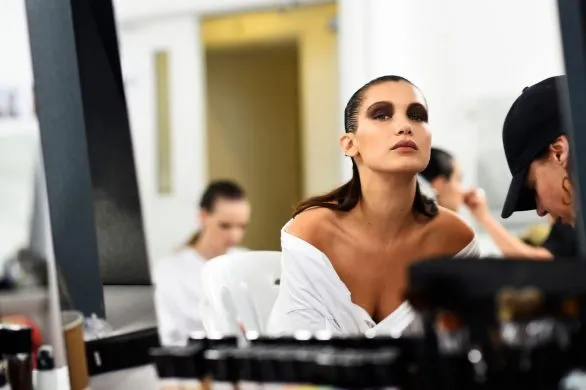 Vintage era: Bella Hadid w kolejnej stylizacji z retro twistem