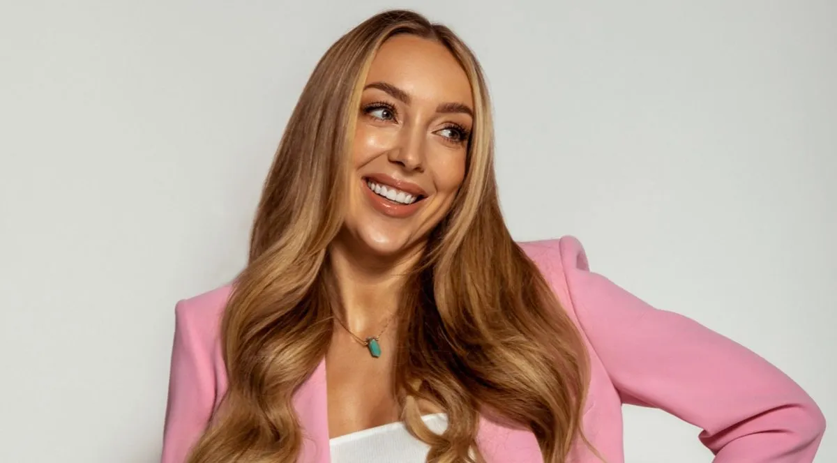 Jak uratować włosy po wakacjach? Rozmowa z Klaudią Duszyńską – założycielką sieci salonów Hollywood Hair [wywiad]