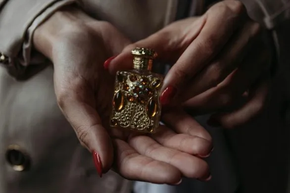 9 trików, które sprawią, że perfumy będą na Tobie bardziej wyczuwalne
