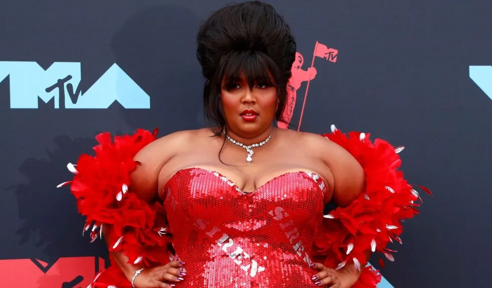 Lizzo w prześwitującej sukience na urodzinach Cardi B