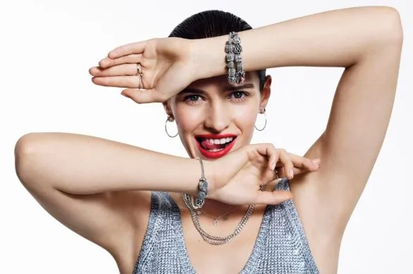 Bransoletka charms: idealny prezent dla każdej kobiety