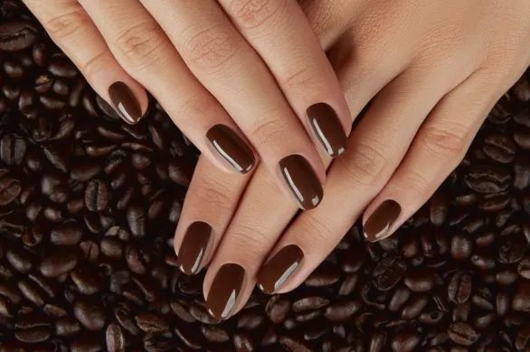 Espresso nails na jesień 2024 pokochają nie tylko jesieniary