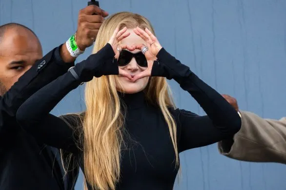 Nicole Kidman i Jessica Alba w obłędnych sukienkach w kwiaty. Zapowiedź trendów na wiosnę 2025?