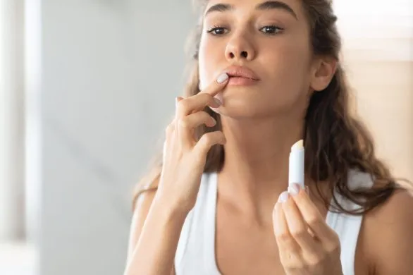 Co na spierzchnięte usta? Skuteczne sposoby na suche skórki