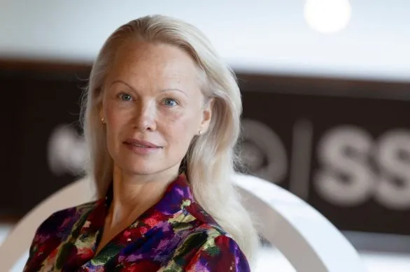 Pamela Anderson obcięła włosy. Nawiązuje do lat 60. i wygląda jak Marilyn Monroe