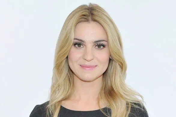 Kożuszek Kasi Tusk w kolorze brownie to ideał na zimę 2025. Wiemy, gdzie kupić podobny