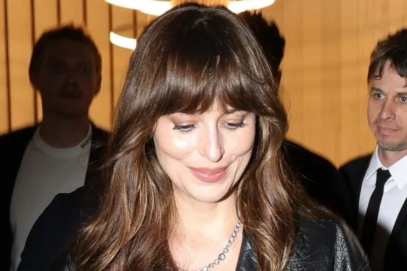 Dakota Johnson w wielkim sztucznym futrze. To hit sezonu