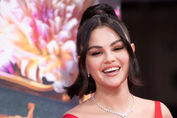 Jak aplikować róż do policzków stylu Seleny Gomez?