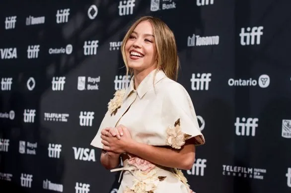 Ten comfort film z Sydney Sweeney to dobry wybór po trudnym dniu. Bawi i otula