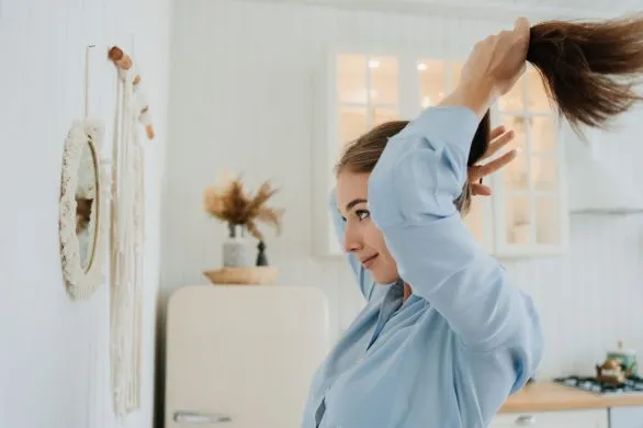 Najlepsze fryzury pod czapkę. Zrobisz je w 5 minut