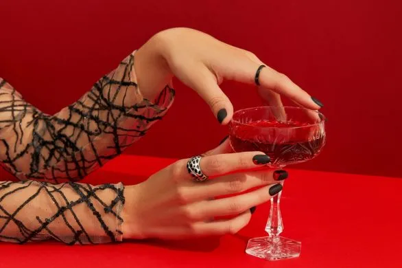 Minimalistyczny manicure na Halloween. Zrobisz go bardzo szybko