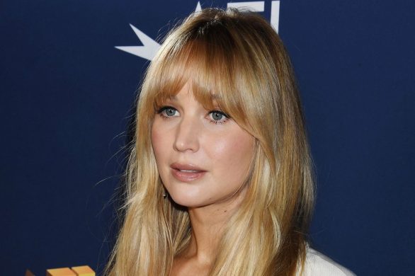 To najmodniejsza fryzura z grzywką. Noszą ją Sabrina Carpenter i Jennifer Lawrence