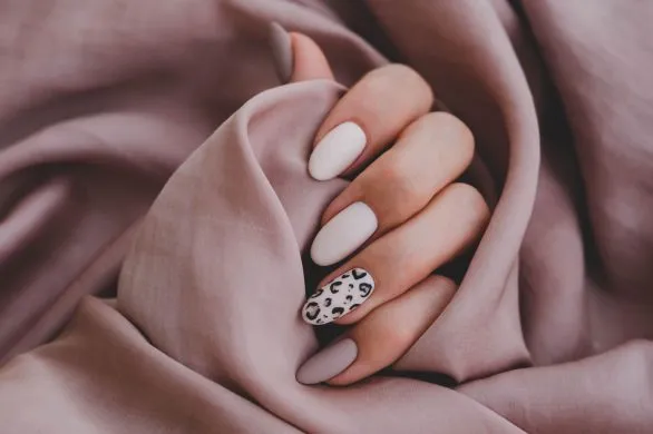 Najlepsze pomysły na paznokcie w panterkę. Inspiracje