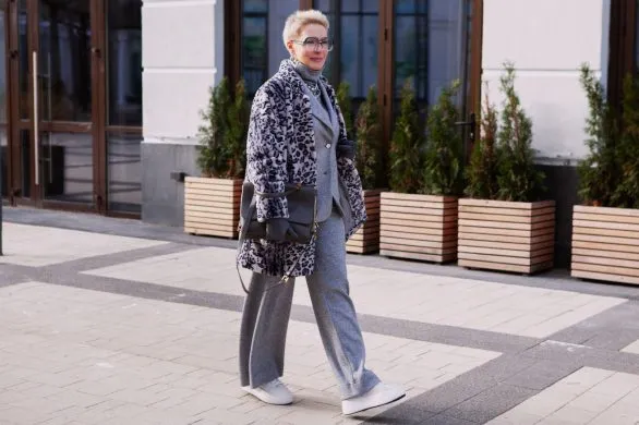 Ten sposób pozwoli Ci nosić ulubione sneakersy w chłodne dni