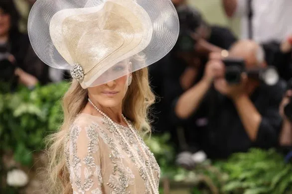 To idealna stylizacja na święta i Sylwestra. Noszą ją Selena Gomez i Sarah Jessica Parker