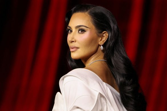 Kim Kardashian w wersji vintage. Ta stylizacja i włosy to jej najbardziej elegancki look?