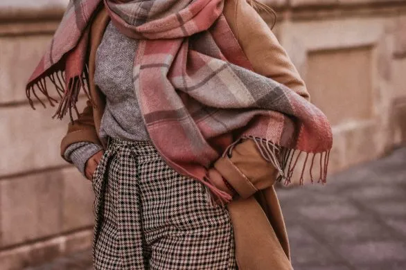 Beżowe płaszcze na zimę 2024/2025. Klasyki na lata