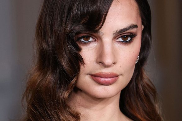Emily Ratajkowski przeszła nieudaną metamorfozę. „Najgorsza fryzura w życiu”. Jest aż tak źle?