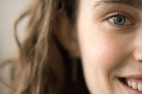 Ghost lashes to nowy trend w makijażu. Pokochają go fanki naturalności