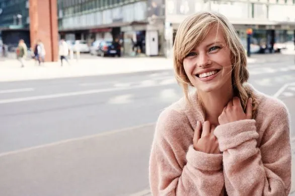 Ten viralowy sweter z H&M wygląda jak wata cukrowa. Gdzie kupić podobny?