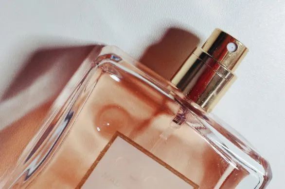 Perfumy z nutą bursztynu. Zmysłowe zapachy, które otulają jak ciepły szal