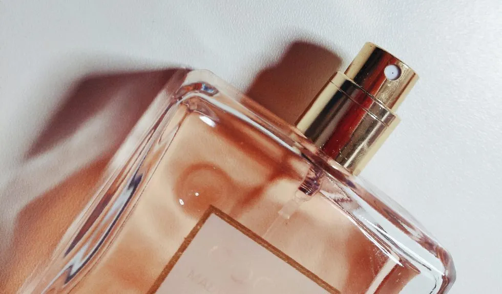 Perfumy z nutą bursztynu. Zmysłowe zapachy, które otulają jak ciepły szal