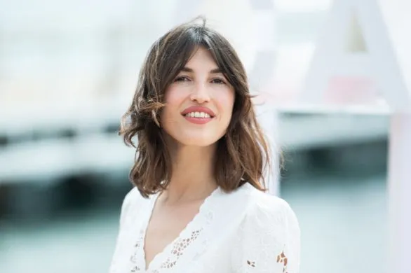 Chunky jewelry to ulubiony biżuteryjny trend Francuzek. Uczą, jak go nosić