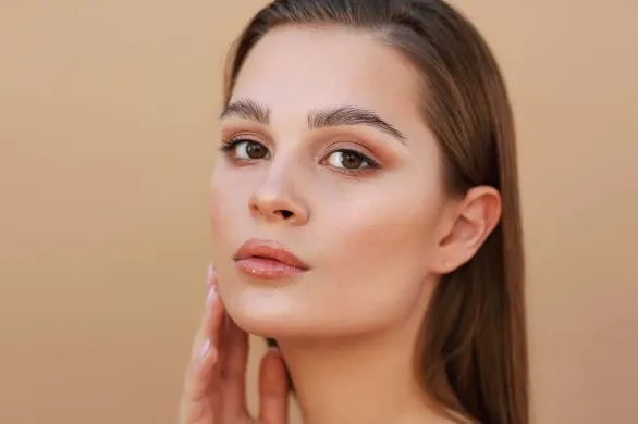 No-mascara make-up to top trend na wiosnę 2025. 4 pomysły na makijaż bez tuszu do rzęs