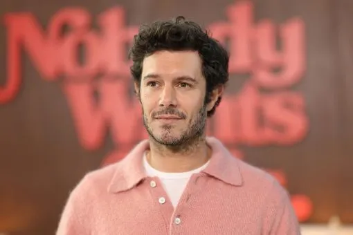 Ten sweter pożycz z męskiej szafy. Jest idealny do jeansów i do spódnicy