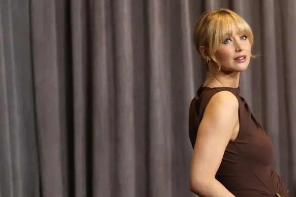 Ta ciążowa stylizacja Jennifer Lawrence to comfort outfit na co dzień. Wygodna, ale z twistem