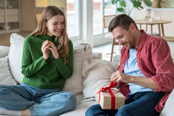 Najlepsze prezenty na Święta dla niego. Stylowe i praktyczne