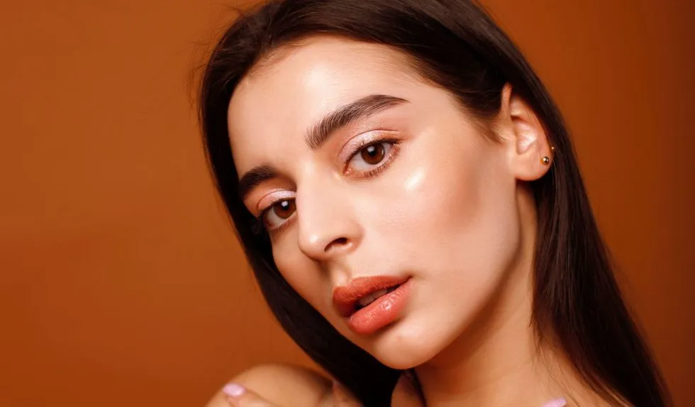 Blonzing to sposób na efekt skóry muśniętej słońcem w środku zimy. Na czym polega?