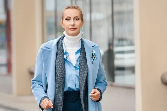 Jak nosić spodnie garniturowe zimą? Stylizacje do biura, na co dzień i na wieczór