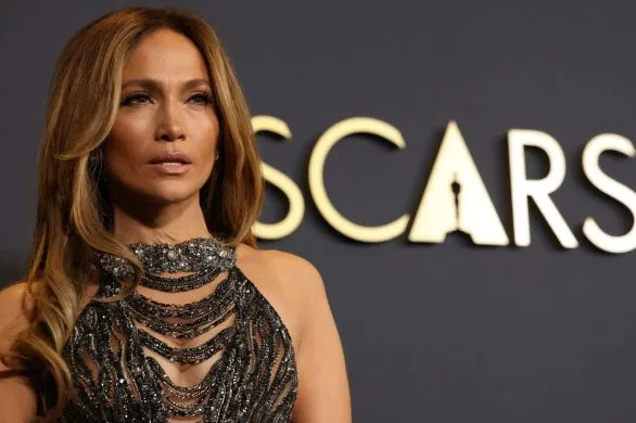 Nie przekonują cię szerokie jeansy? Zobacz, jak nosi je Jennifer Lopez