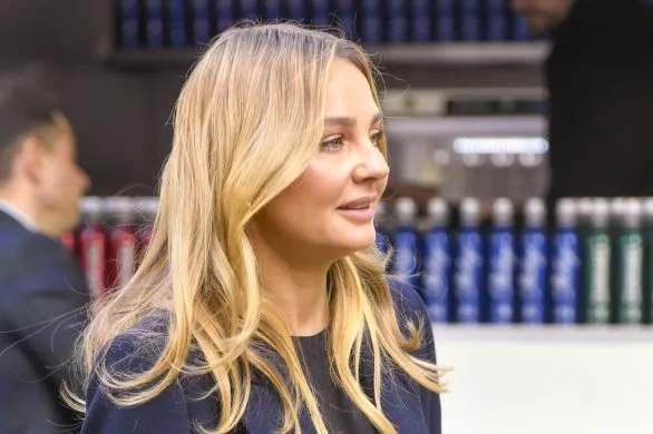 Polki już noszą te modne buty na lato 2025. Dodają sylwetce lekkości