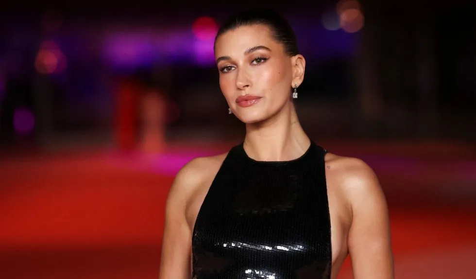 Tak będziemy nosić jeansy wiosną 2025. Hailey Bieber już to robi