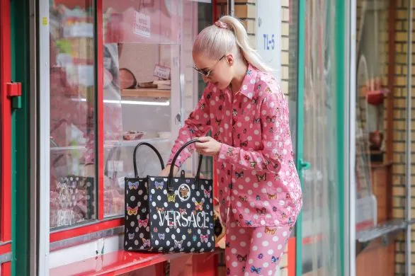 Internauta zarzuca Caroline Derpienski kłamanie w sprawie biedy. Odpowiedziała