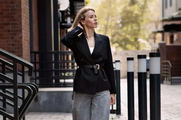 Nie tylko błękitne. Teraz w modzie są jeansy w tych nieoczywistych kolorach