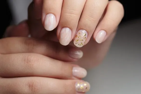 Złote paznokcie na święta 2024. Najlepsze pomysły na manicure w stylu glamour