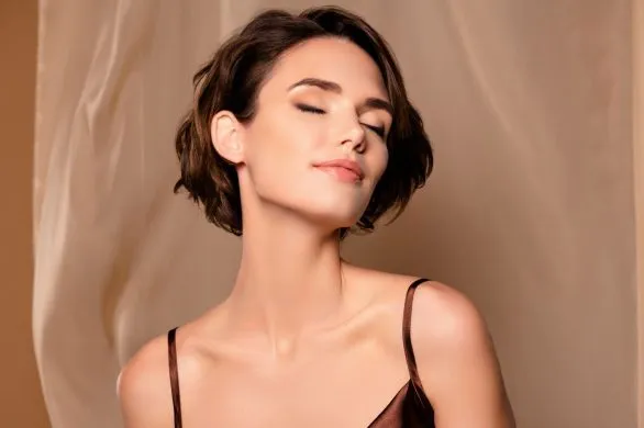 Oto kolor roku 2025 Pantone. Mocha Mousse otula i koi zmysły