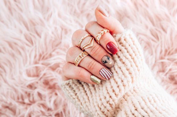 Genialny manicure na Wigilię. Jak namalować czapki św. Mikołaja na paznokciach?