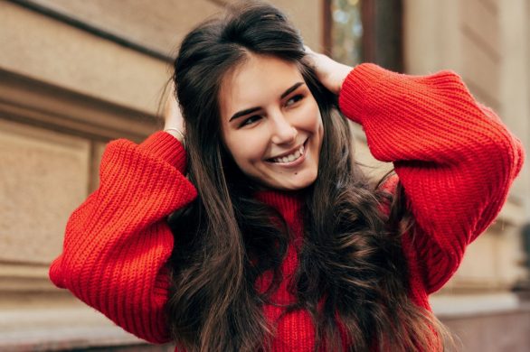 6 pomysłów na stylizację ze świątecznym swetrem. Jak nosić go z klasą?