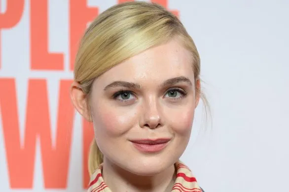 Elle Faning w stylizacji, która łączy trendy na zimę i wiosnę 2025. Hit czy kicz?