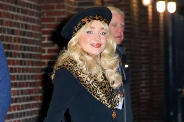 Sabrina Carpenter w nieziemskiej stylizacji vintage. Wcześniej należała do jednej z największych ikon mody