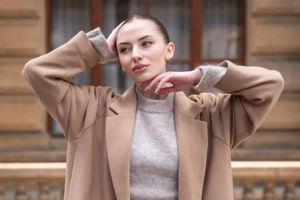 Dzianinowe komplety w stylizacjach na co dzień. Tak nosimy je zimą 2025