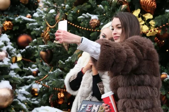 Jak nosić futro zimą 2025? 5 stylizacji, które pokochasz