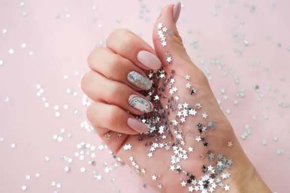Modne paznokcie na Sylwestra 2024. 10 pomysłów na manicure idealny